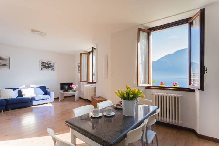 Ferienwohnung für 6 Personen, mit Seeblick und Ausblick sowie Garten, mit Haustier