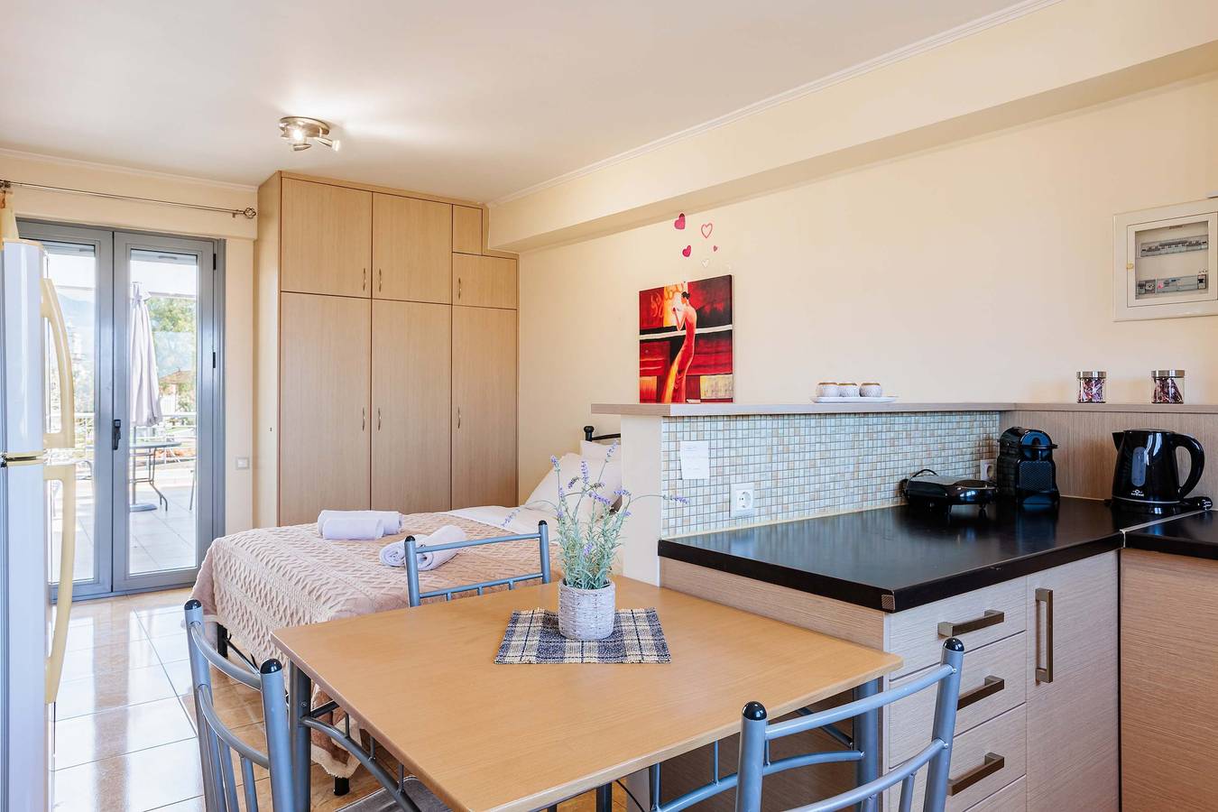 Ganzes Studio, Studio with Balcony Steps from Filiatra Square in Golf von Kyparissia