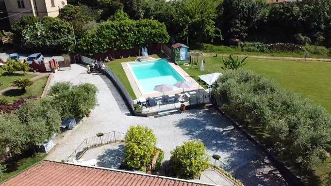 Location de vacances pour 4 personnes, avec vue ainsi que jardin et piscine à Sarzana - 4