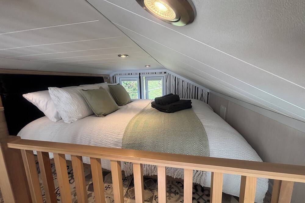 Petite Retreat - Lovely Pod with Hot Tub in Narberth, Pembrokeshire