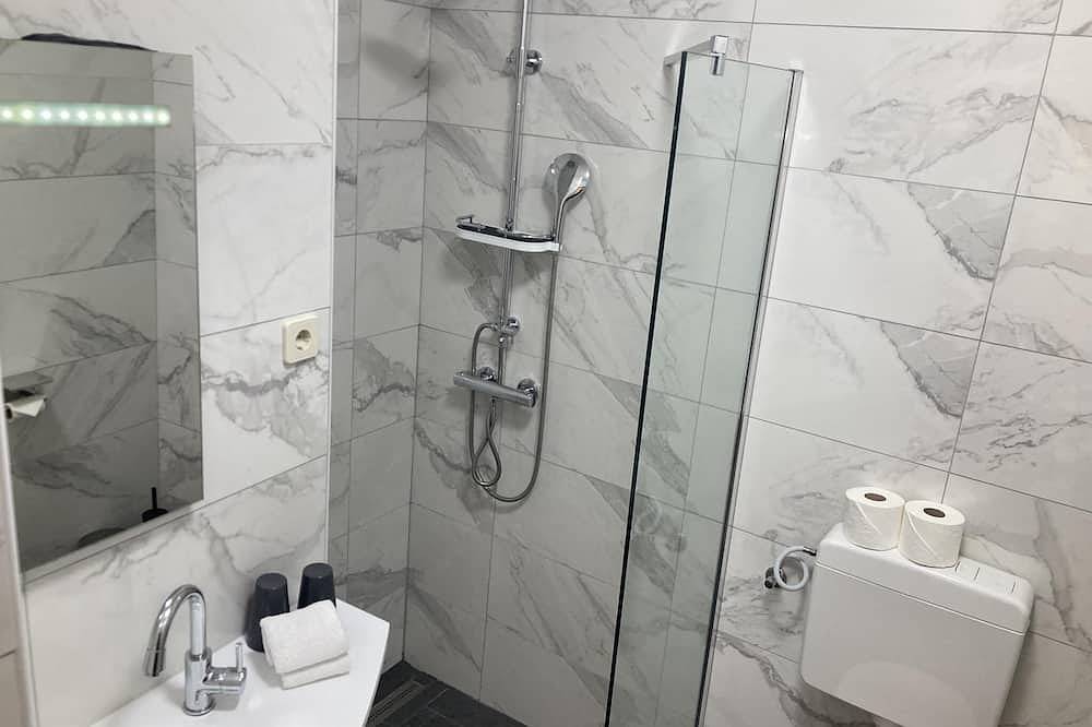 Ganze Wohnung, Ferienwohnung mit Meerblick und Privatstrand in Feld am See, Villach-Land