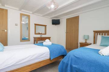 Log Cabin for 6 People in Mullion, Cornwall, Photo 3