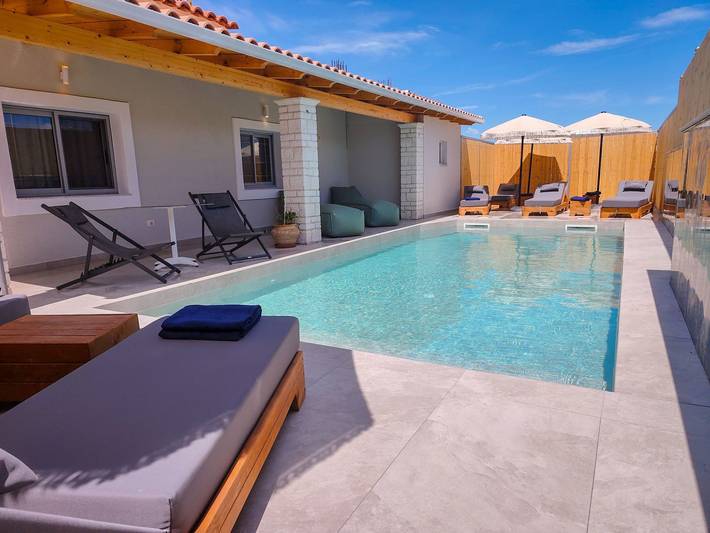 Location de vacances pour 8 personnes, avec piscine et jardin dans Ksamil