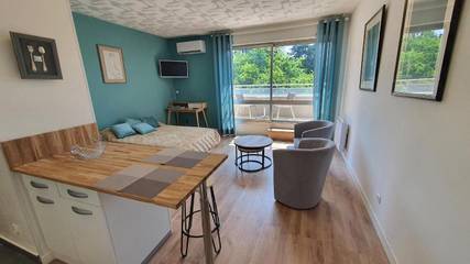 Gîte pour 2 personnes, avec vue ainsi que terrasse et piscine à Souillac