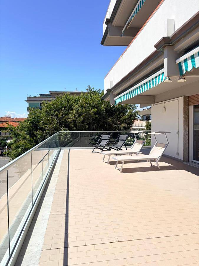 Ferienwohnung für 7 Personen, mit Terrasse und Ausblick in Marina di Massa - 3