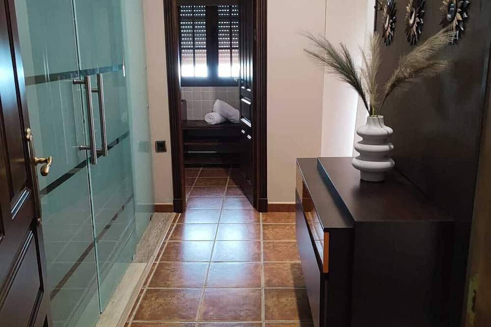 Casa de tres dormitorios cinco baños patio con piscina parkin privado in Arriate, Provincia de Málaga