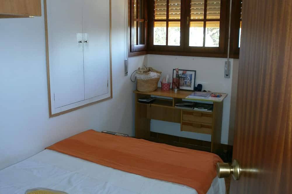 Detached family house, private garage and sea views in Supermaresme, Sant Vicenç de Montalt