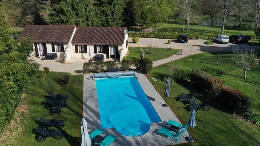Location de vacances pour 4 personnes, avec piscine ainsi que vue et jardin à Sergeac