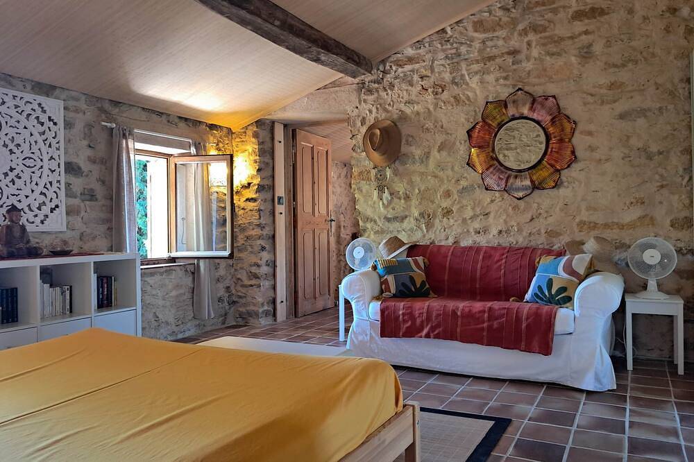 Room in a Provençal bastidon in Salernes, Draguignan region
