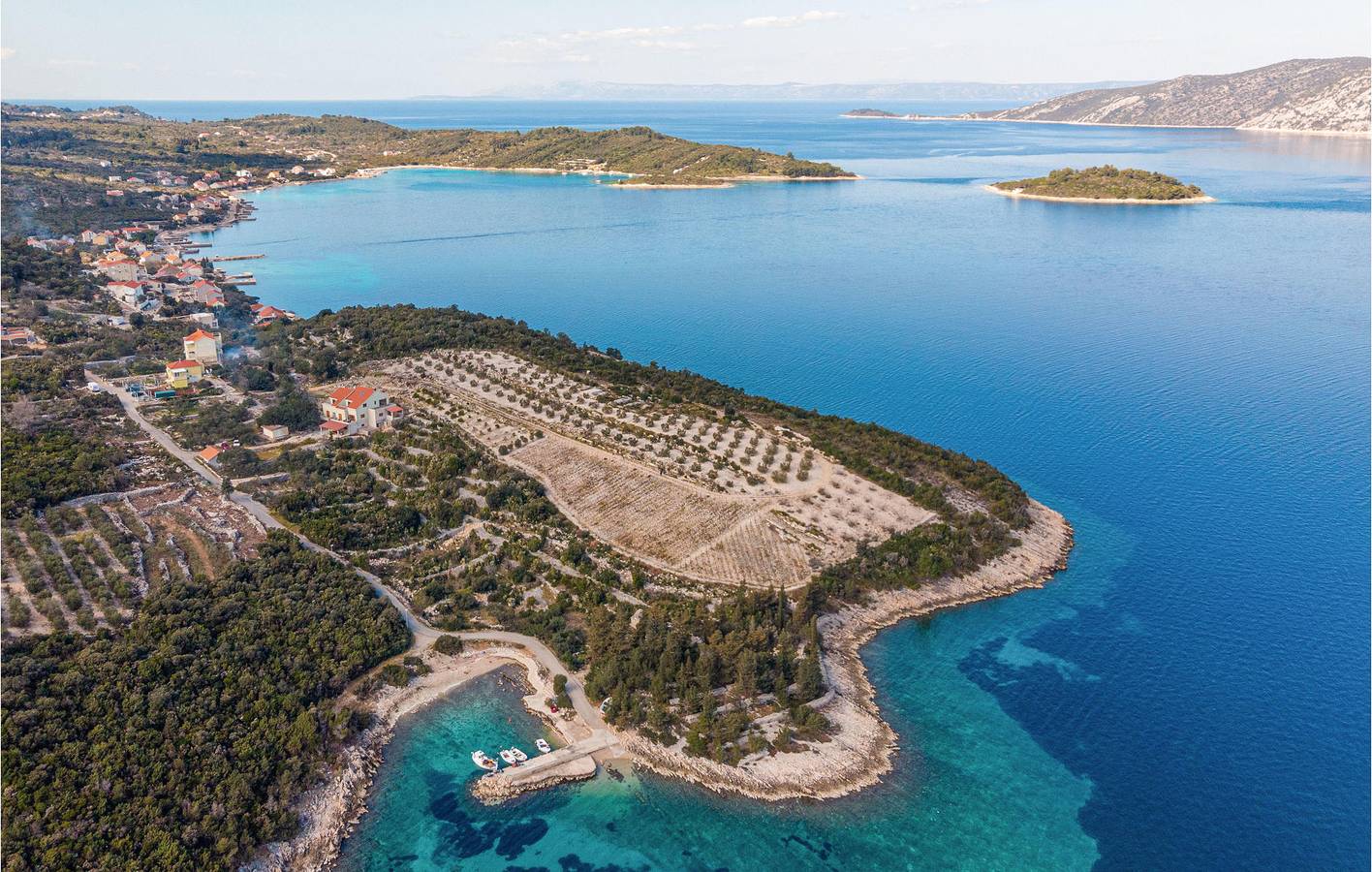 Geheel vakantieappartement, Toevluchtsoord aan zee: gezellig appartement met terras, parkeerplaats en wifi in Kneza, Korcula