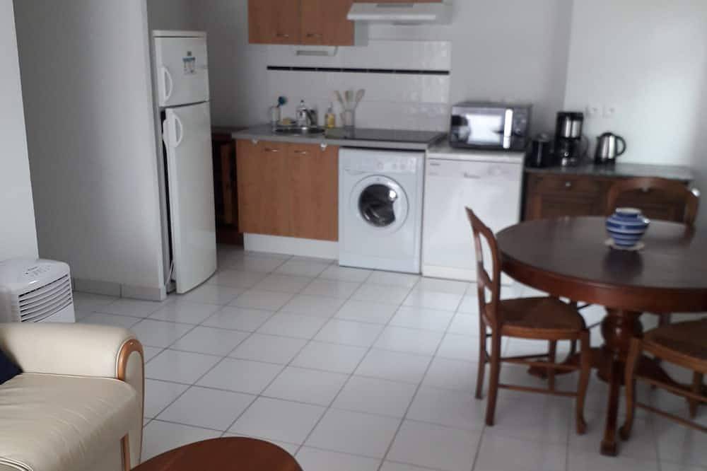 Entire apartment, 2-bedroom apartment close to port, beach, stores, train station in La Teste-de-Buch, Arcachon region