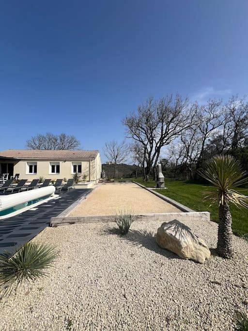 Location de vacances pour 9 personnes, avec vue ainsi que jardin et piscine à Roussas - 2