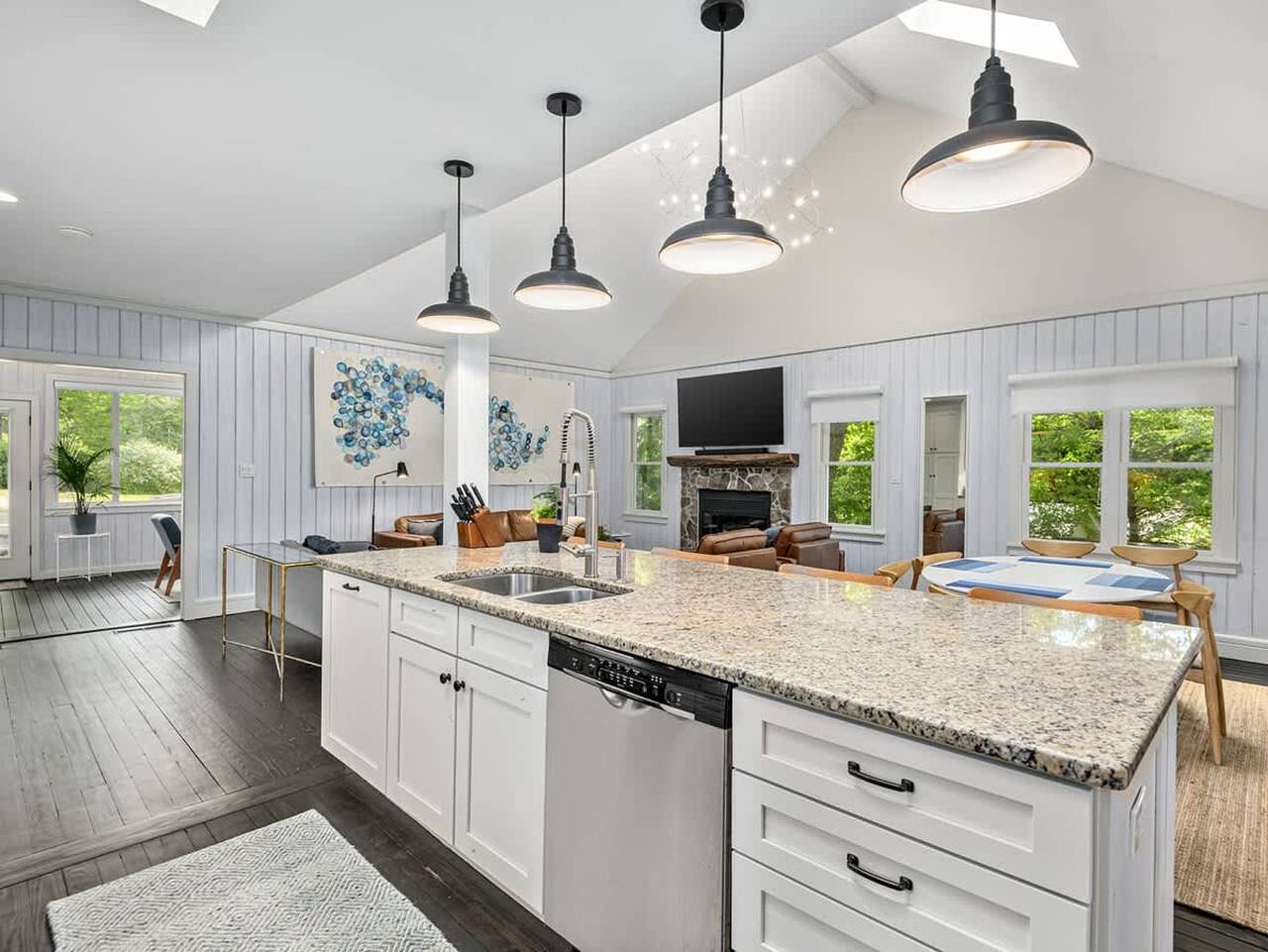 Spacious 3Br Cottage w Epic Patio Walk to Town in Saluda, Polk County NC