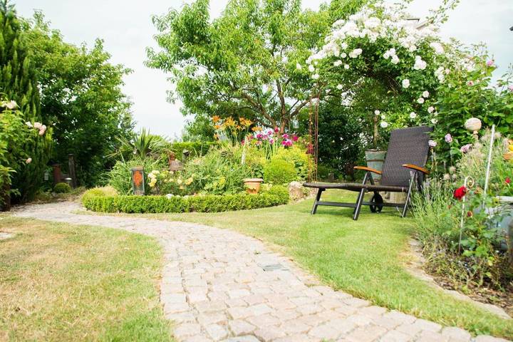 Ferienwohnung für 2 Personen, mit Terrasse und Garten sowie Ausblick