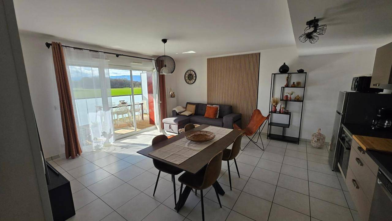 Appartement entier, Two-Bedroom Apartment in Douvaine, Région de Thonon-les-Bains