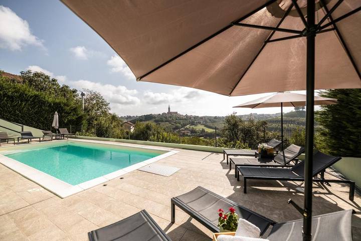 Chambre d’hôte pour 4 personnes, avec jardin ainsi que vue et piscine, animaux acceptés à Priocca