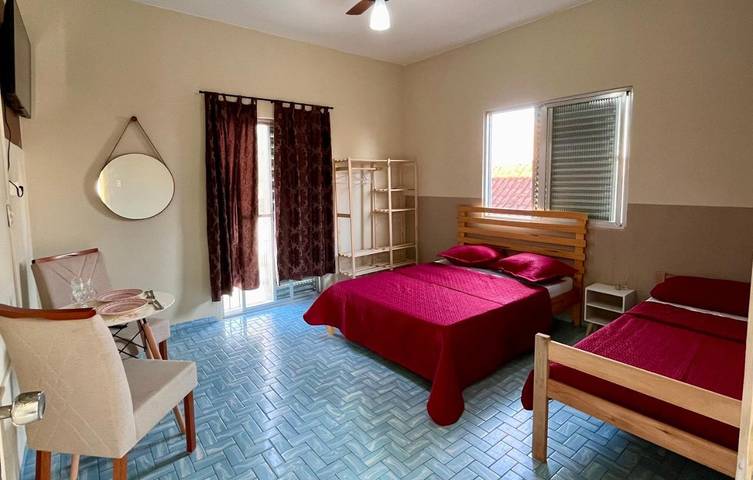 Casas e apartamentos de temporada para 3 pessoas, com balcão e vista e ainda jardim em Vila Mirim (Praia Grande)