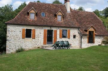Gîte pour 6 personnes, avec vue et jardin, adapté aux familles à Altillac