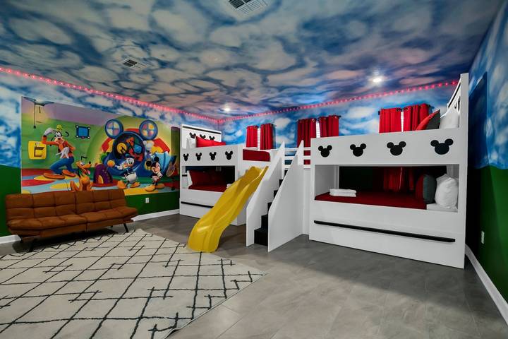 Glamping for 24 people, with lake view and pool, kid friendly in Central Florida