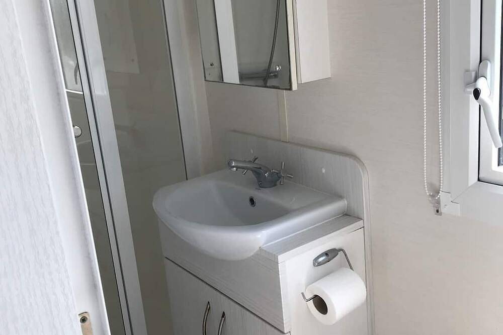 8 Berth Caravan with Veranda - pets allowed in Camber Sands, Camber