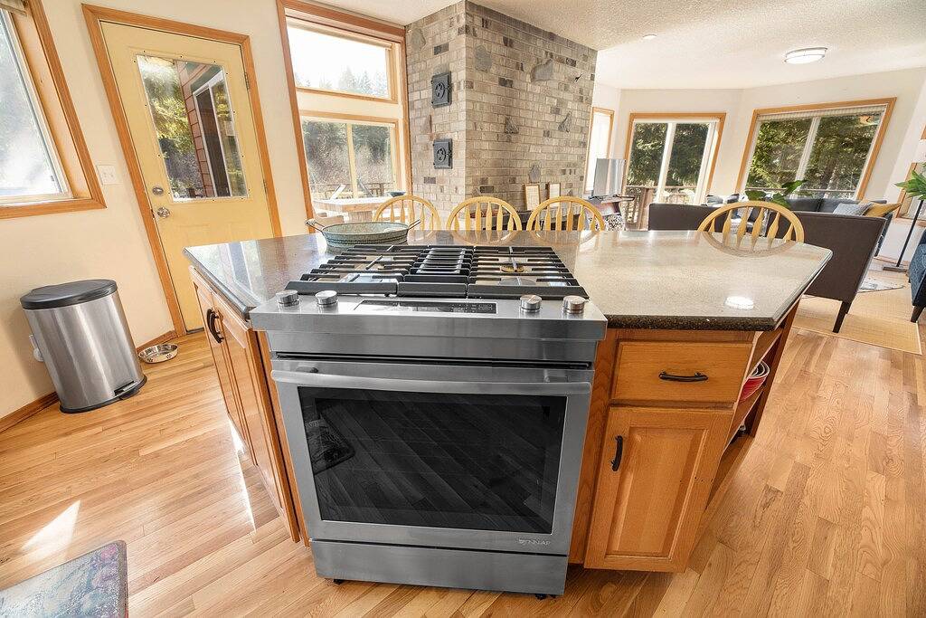 Mt. Hood Riverfront Getaway | Hot Tub | 4Br Chalet on 2 Acres | Pet Friendly in Welches, Mount Hood