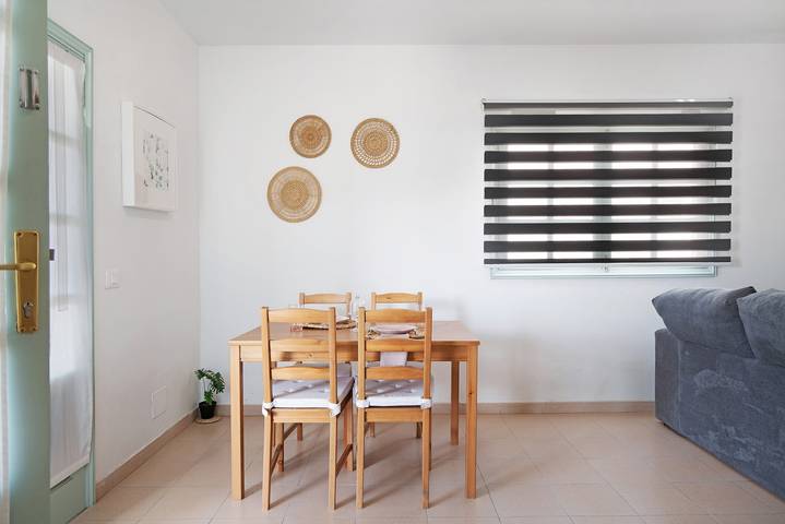 Apartamento entero, Apartamento de vacaciones 'Los Alisios Del Patron' con vistas a la montaña, terraza privada y Wi-Fi in Playa Honda, San Bartolomé