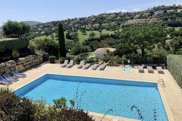 Gîte pour 6 personnes, avec jardin et piscine, animaux acceptés dans Golf Bluegreen Sainte-Maxime