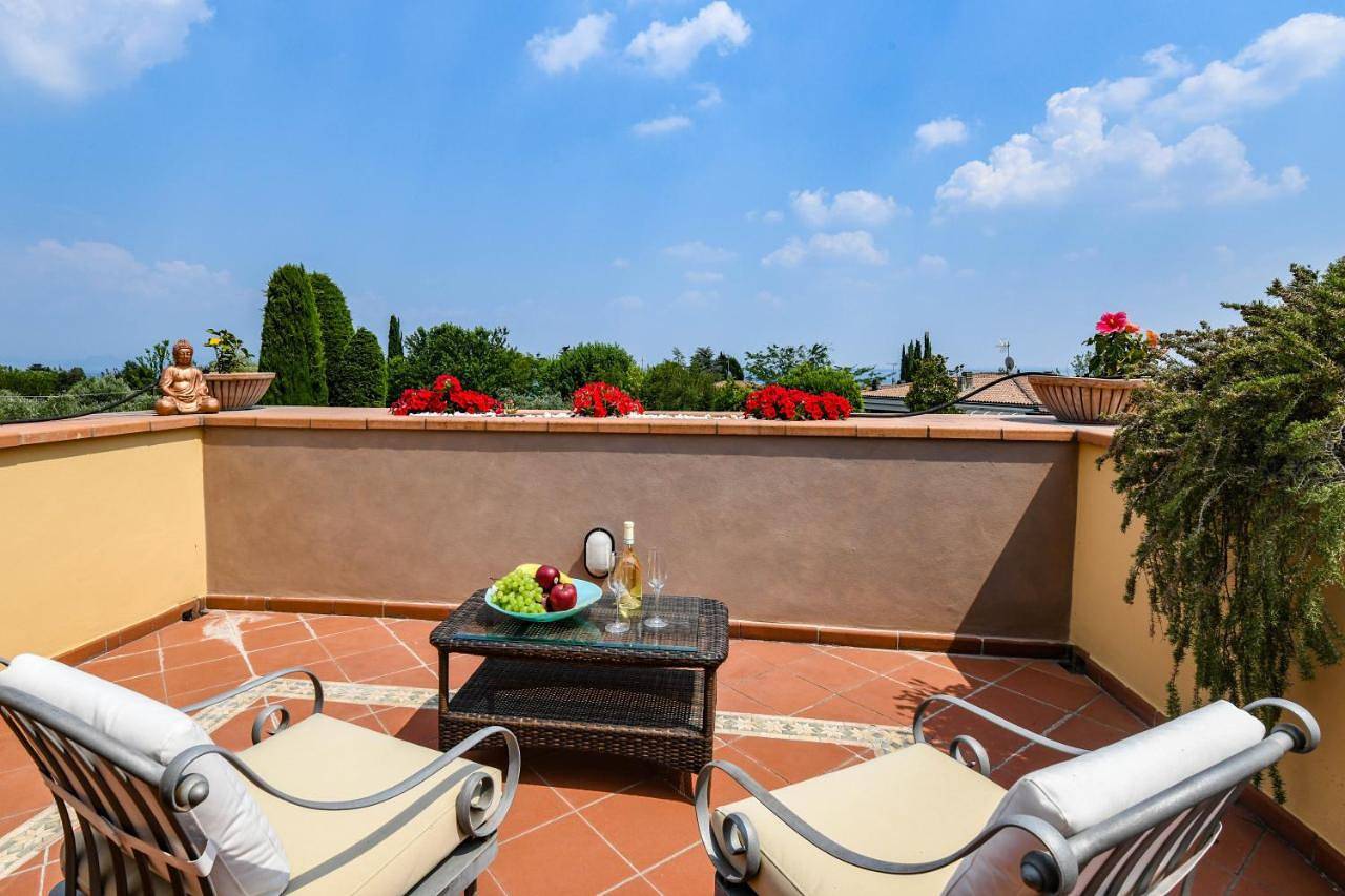 Villa Artemisia, Porzione di villa, luxury vila in Padenghe sul Garda, Prealpi Gardesane