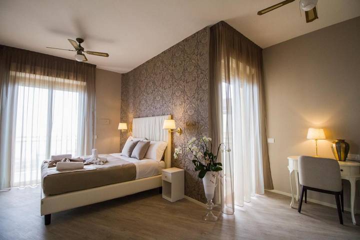 Hotel, con Balcone e Idromassaggio nonché Giardino e Piscina a Milano Marittima