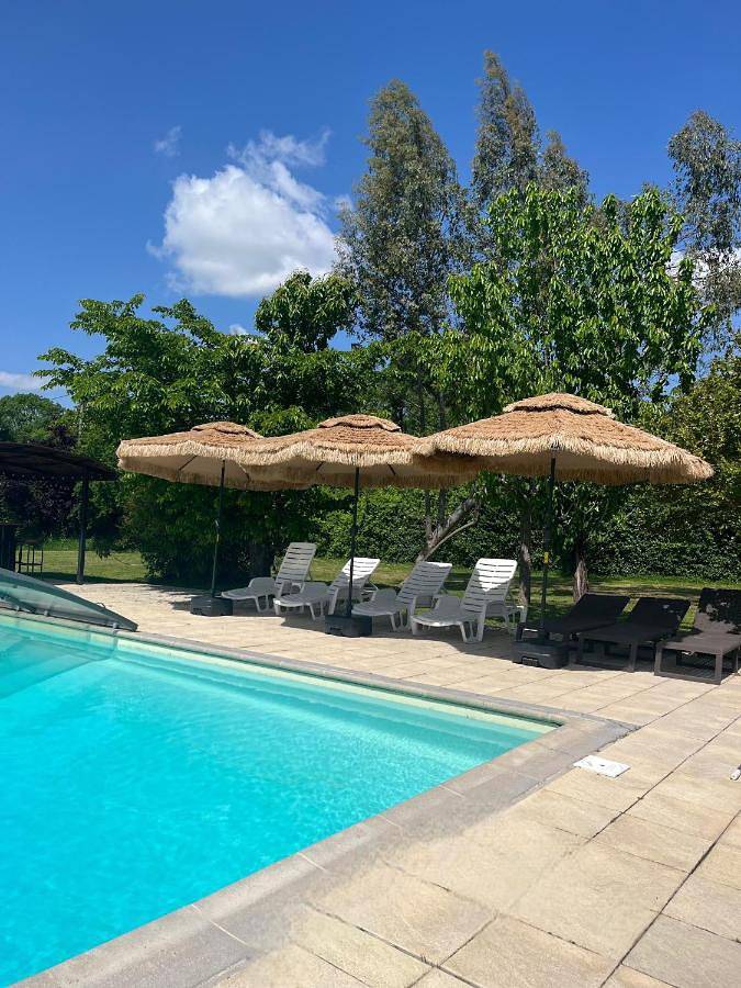 Location de vacances pour 4 personnes, avec Terrasse et Jardin ainsi que Piscine et Vue à Saint-Justin (Gers)