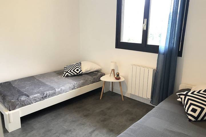 Gîte pour 6 personnes, avec piscine ainsi que jardin et terrasse à Menthon-Saint-Bernard - 3
