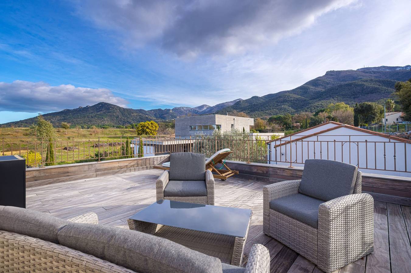 Chambre d'hôtes « Suite Bougainvillier - Fleur de Lys » avec vue montagne, Wi-Fi et climatisation in Laroque-des-Albères, Région de Céret