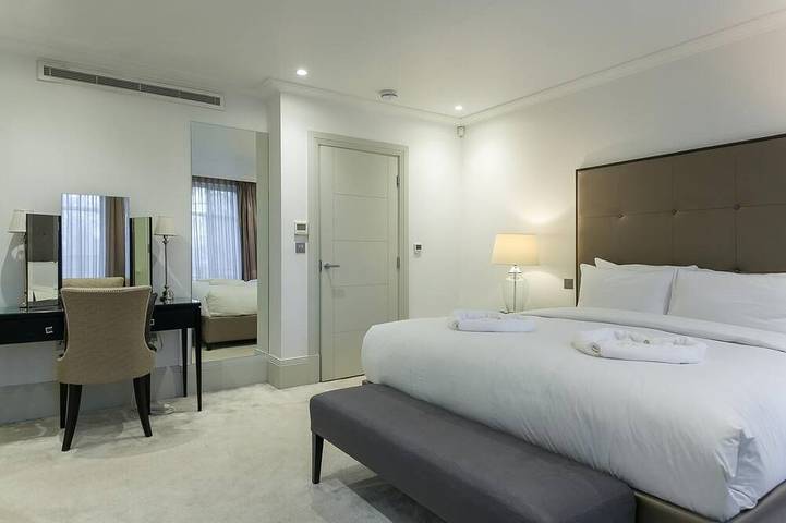 Entire apartment, Exclusive Two-Bed Flat on Iconic Park Lane in London, South East England