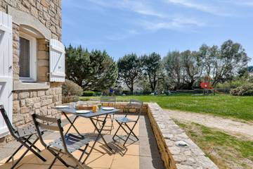 Gîte pour 5 personnes, avec terrasse dans Kerjouanno