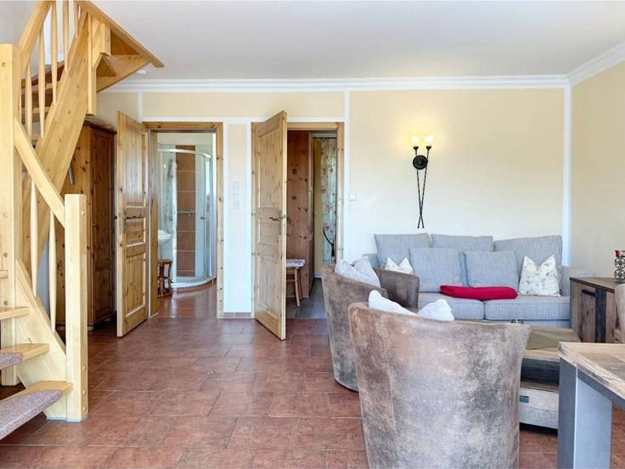 3 Raum-Ferienwohnung (Doppelhaushälfte) für max. vier Erwachsene und ein Kind auf zwei Etagen; mit zwei Schlafräumen, zwei Tageslichtbädern und Südterrasse auf eingezäuntem Grundstück im Ostseebad Börgerende, Am Bootsgraben 14. Es sind max. zwei Haustiere erlaubt. in Börgerende, Börgerende-Rethwisch