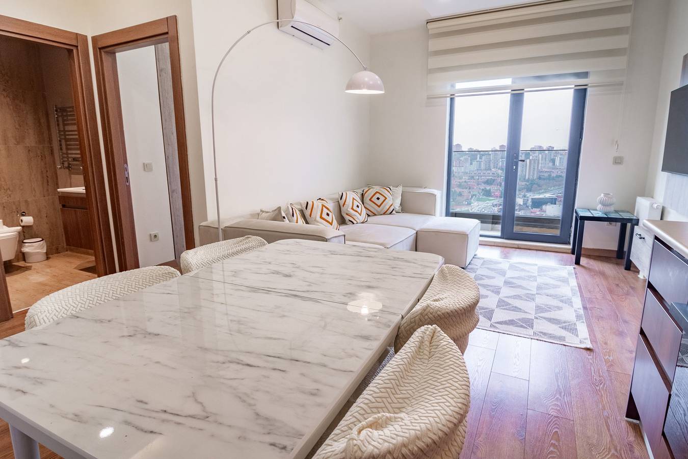 Geheel appartement, Spacious 1Br with City View on the 27th floor in Istanbul, Marmararegio