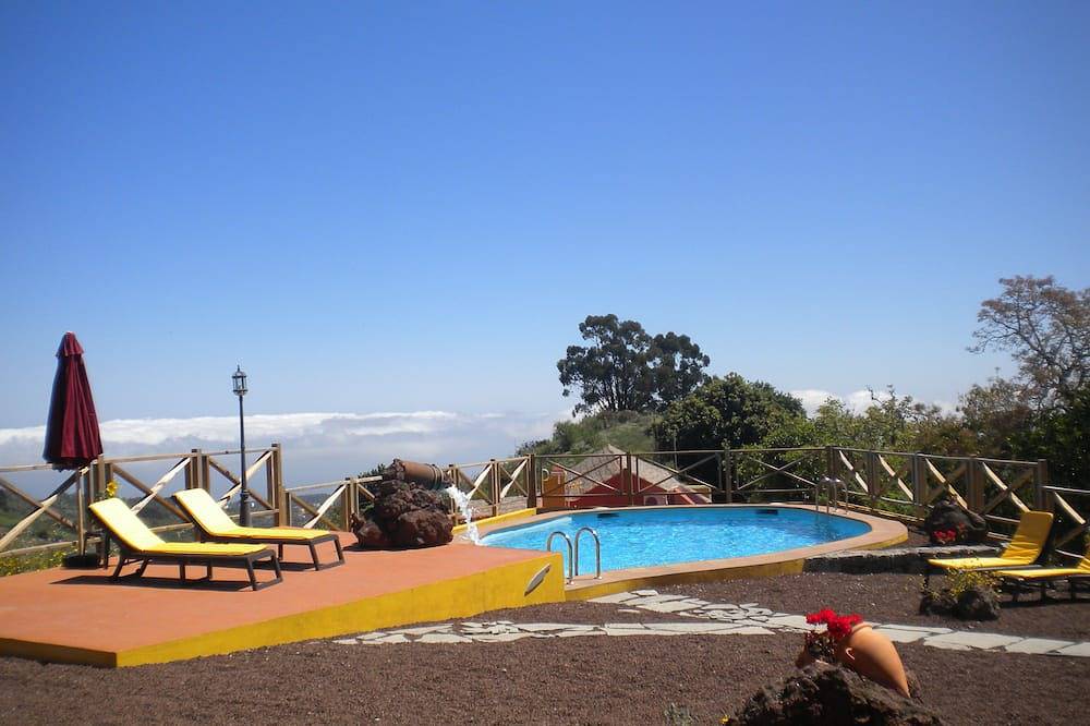 Casita con encanto en medio de la naturaleza con piscina .Ideal parejas . in Moya, Gran Canaria Norte