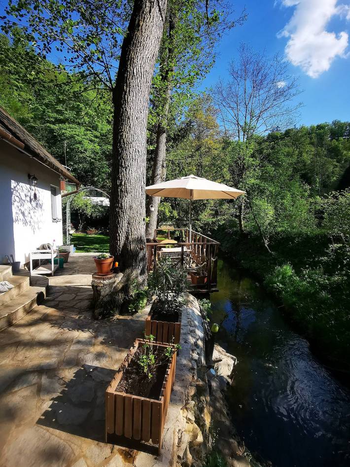 Sonniges Holzhaus am Bach, 30 Minuten Prag in Březová-Oleško, Prag West