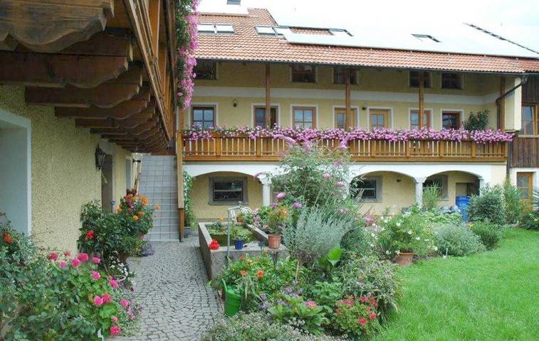 Privatzimmer für 4 Personen, mit Terrasse und Garten sowie Pool in Salzweg