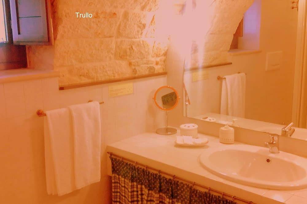 Trullo dell'Aia, characteristic and original trullo, in the center of Alberobello in Alberobello, Alberobello und Umgebung