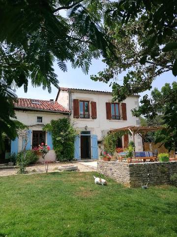 Cottage pour 2 personnes, avec piscine et terrasse ainsi que jardin et vue à Ventouse obstétricale