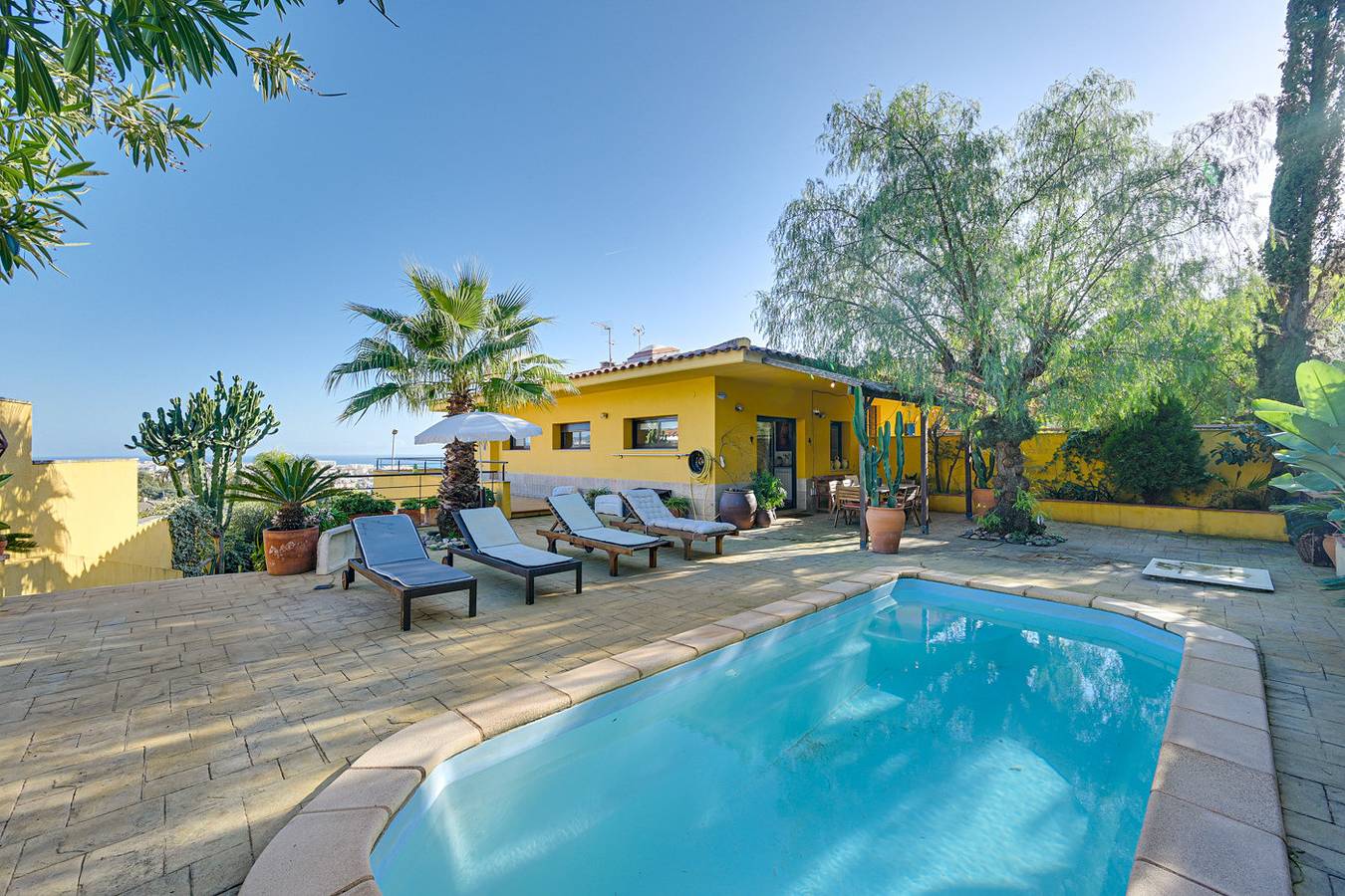 Villa Botanica - cosy holiday home with private po in Calella, Costa del Maresme