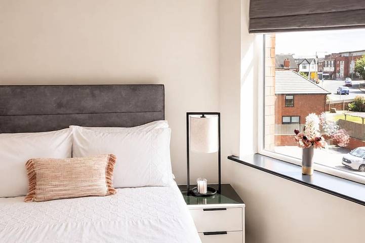 Appartement entier, Spacious 3-Bed Seaside Retreat – Walk to Beach, Sleeps 6, Free Parking in Merseyside