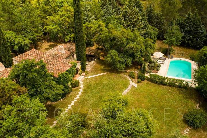 Location de vacances pour 10 personnes, avec jardin et piscine à Saint-Paul-en-Forêt