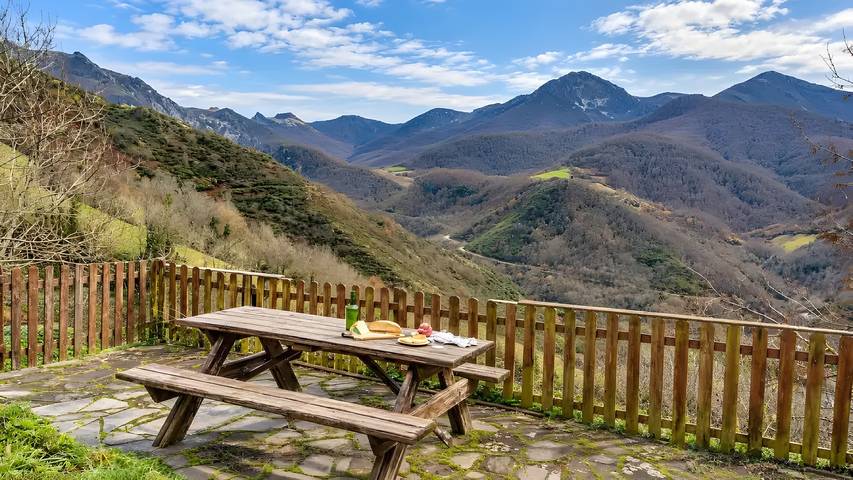 Apartamento entero, Apartamento 'Montegrande Rodeado De Montañas' con Terraza Compartida y Wi-Fi in Teverga, Cordillera Cantábrica