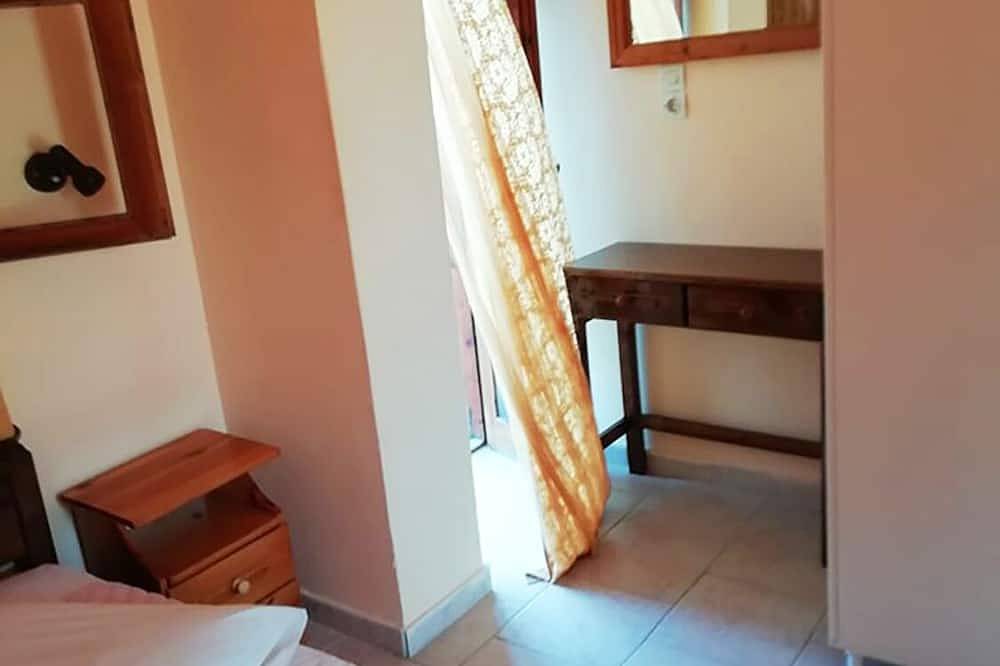 Entire apartment, 4 Studios, 150 meters from the Sea (8 to 12 persons) in Psarou, Alykes