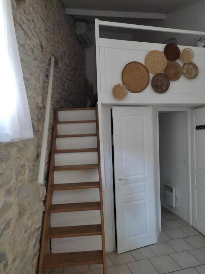 Appartement entier, One-Bedroom Apartment in Tavel, Région de Nîmes