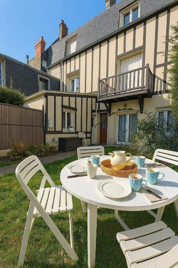 Appartement entier, L'Acacia, F2 terrasse et jardin,plage à 400mètres in Houlgate, Région de Lisieux