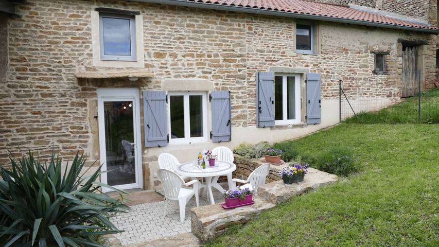 Gîte pour 4 personnes, avec terrasse et jardin, animaux acceptés dans Jalogny