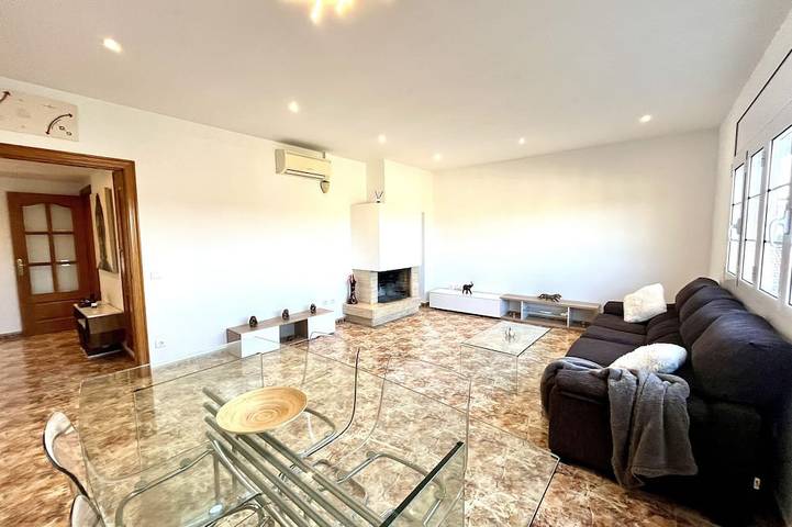 Gîte pour 8 personnes, avec Balcon à Sant Esteve Sesrovires